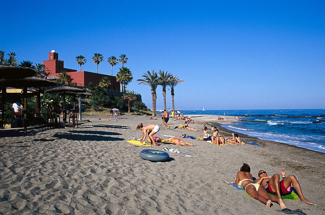 Menschen sonnen sich am Strand, Playa de Arroya de la Miel, Benalmadena, Costa del Sol, Provinz Malaga, Andalusien, Spanien, Europa