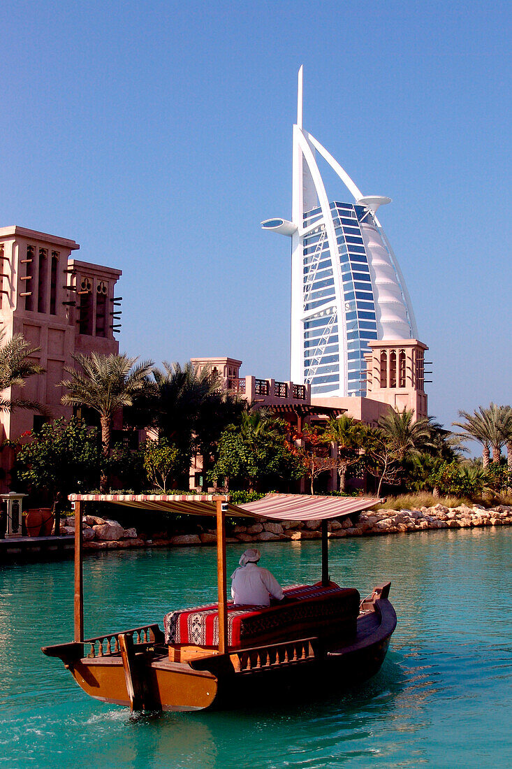 Boot auf dem Kanal vor dem Hotel Burj al Arab, Dubai, Vereinigte Arabische Emirate, Vorderasien, Asien