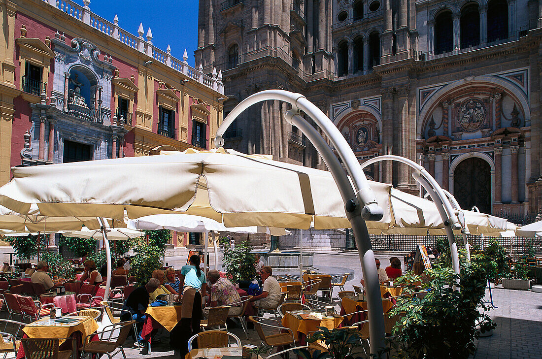 Menschen in einem Strassencafe vor der Kathedrale, Plaza Obispo, Costa del Sol, Malaga, Andalusien, Spanien, Europa
