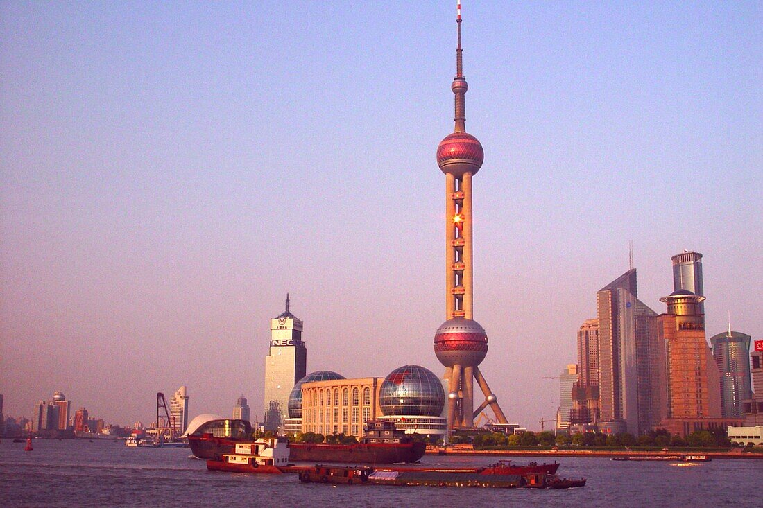 Oriental Pearl Turm am Fluss Huangpu in der Abenddämmerung, Shanghai, China, Asien