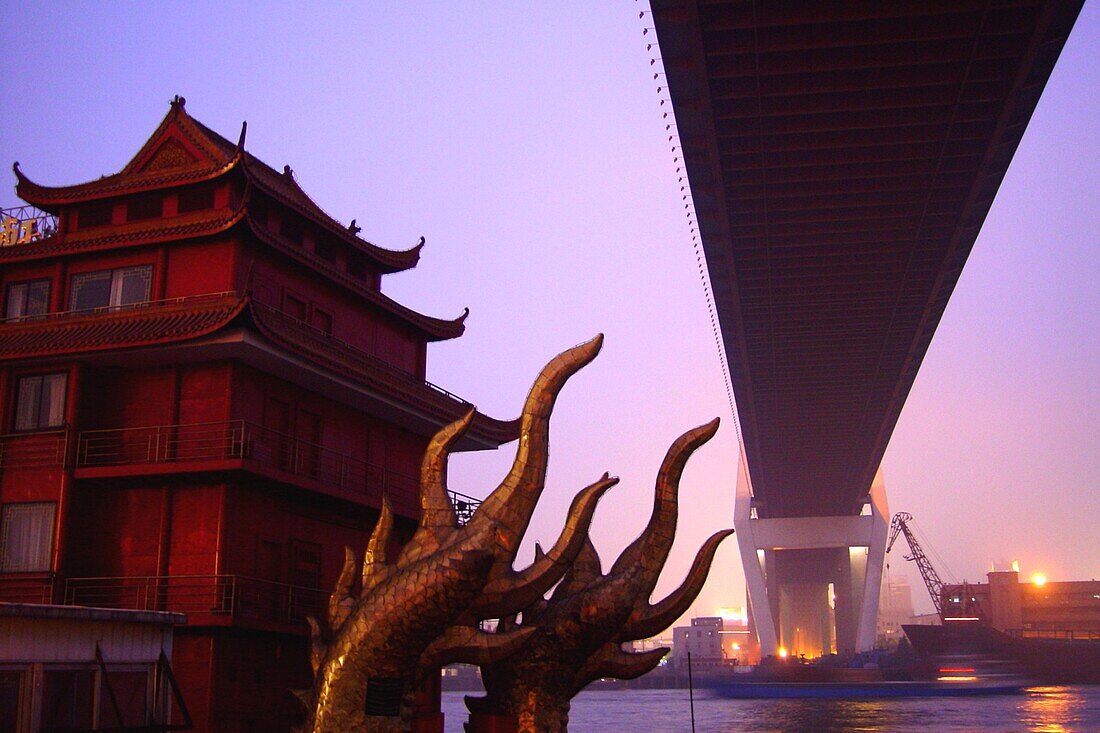 Nanpu Brücke über dem Huangpu Fluss am Abend, Shanghai, China, Asien