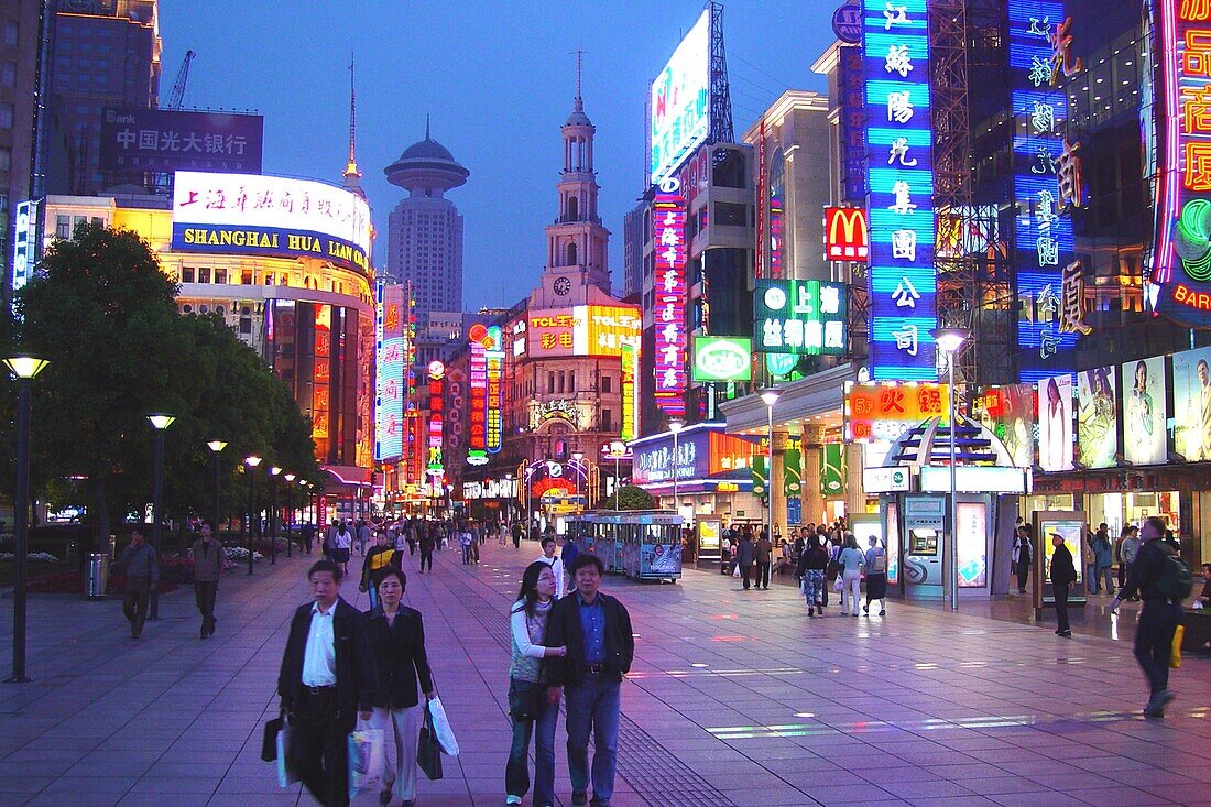 Menschen und Häuser mit Leuchtreklame am Abend, Nanjing Road, Shanghai, China, Asien