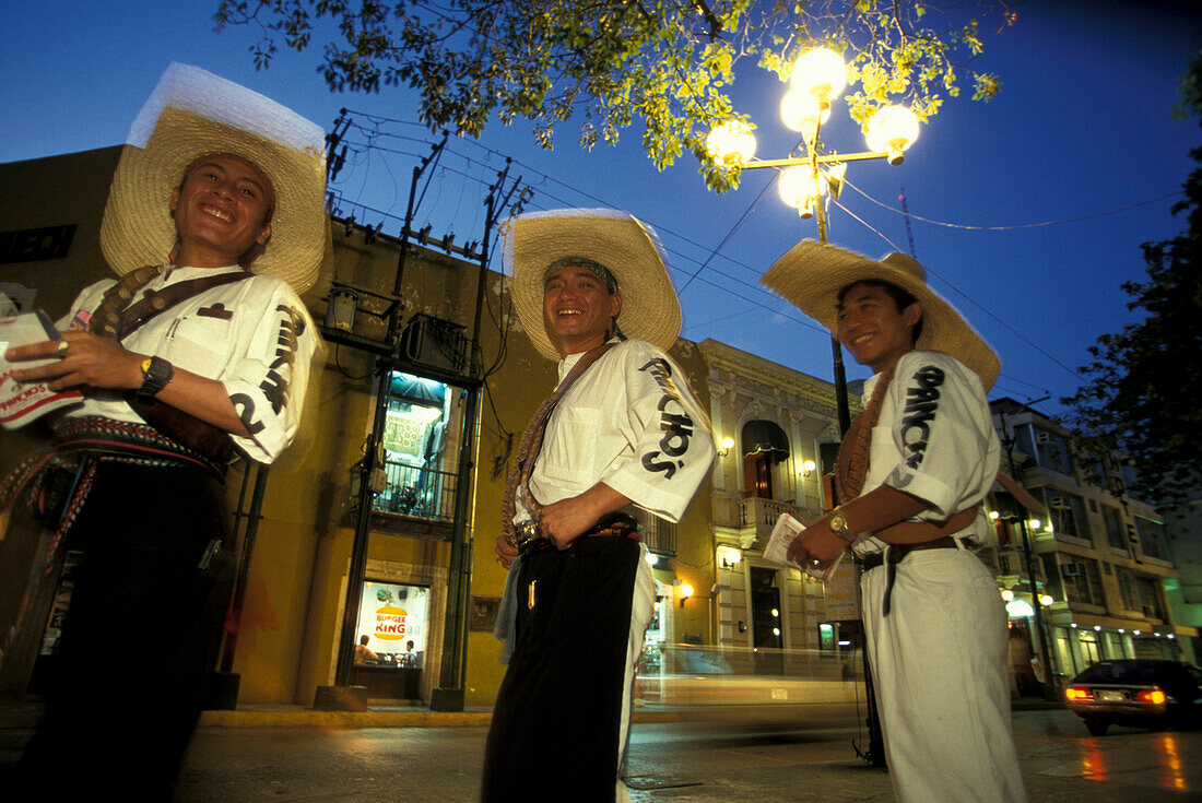 Junge Männer in Tracht, Merida, Yucatán, Mexiko