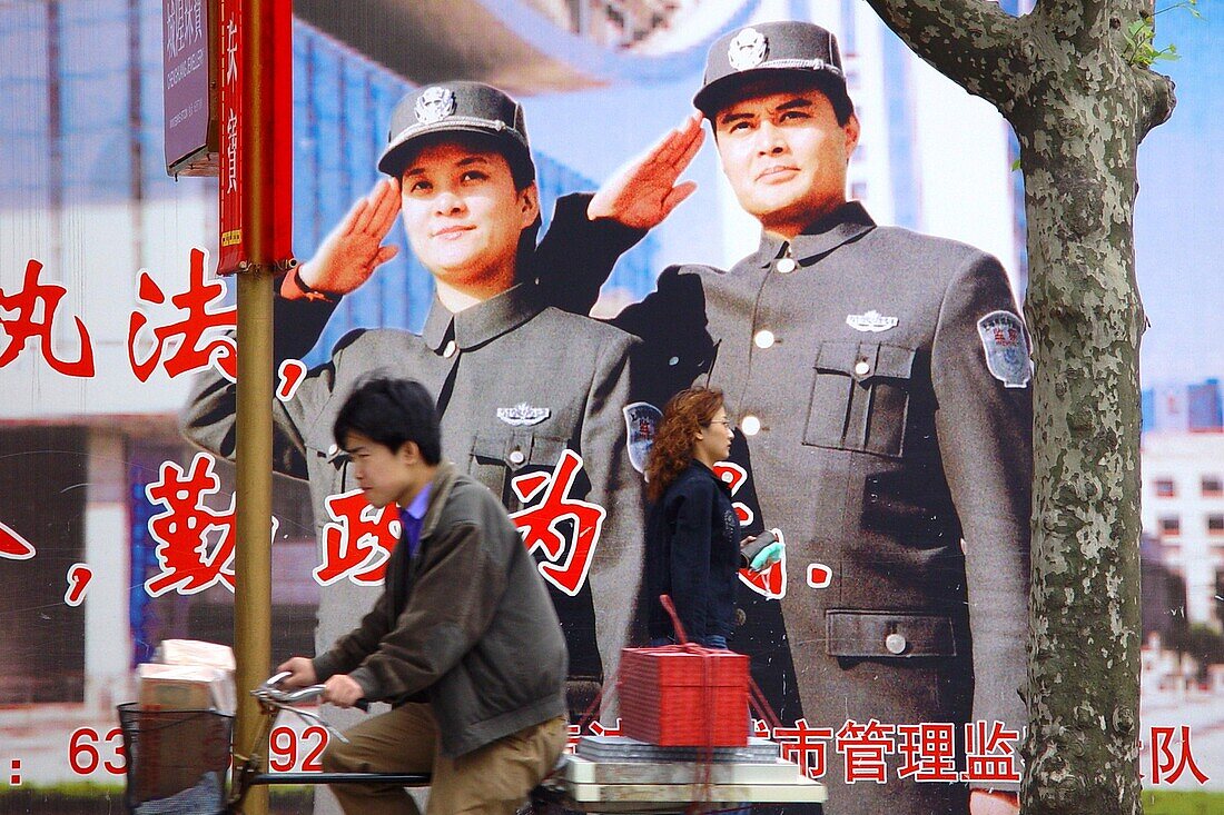 Menschen vor einem Werbeplakat, Shanghai, China, Asien