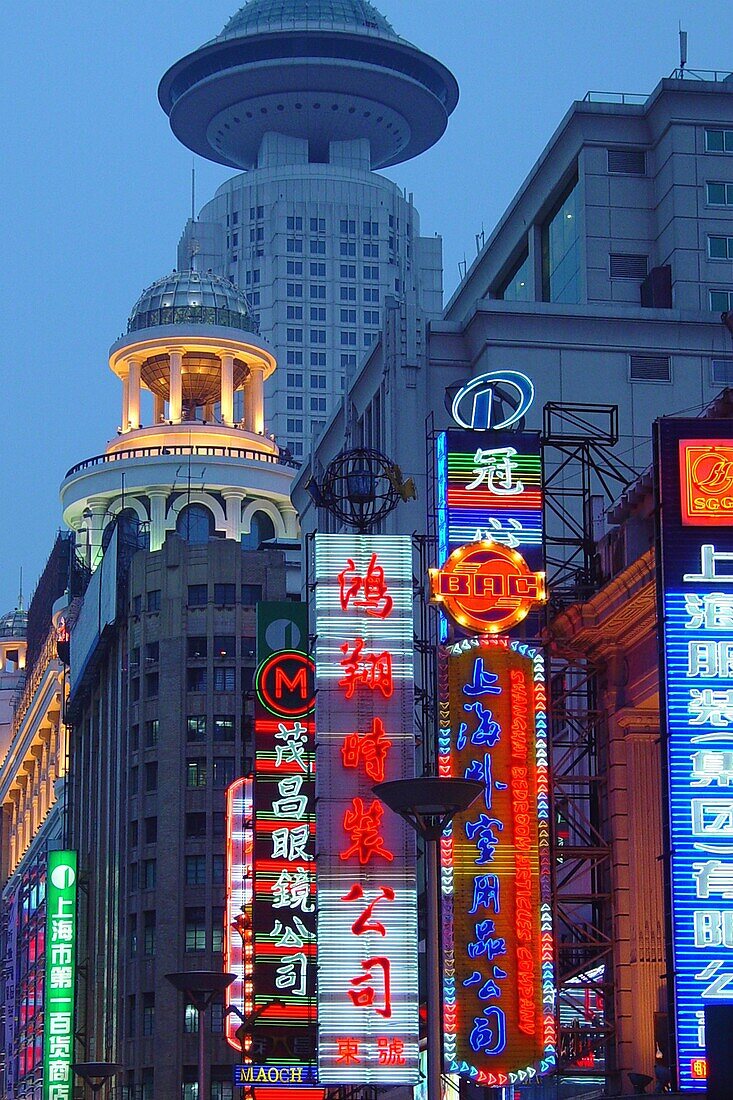 Gebäude mit Leuchtreklame am Abend, Shanghai, China, Asien