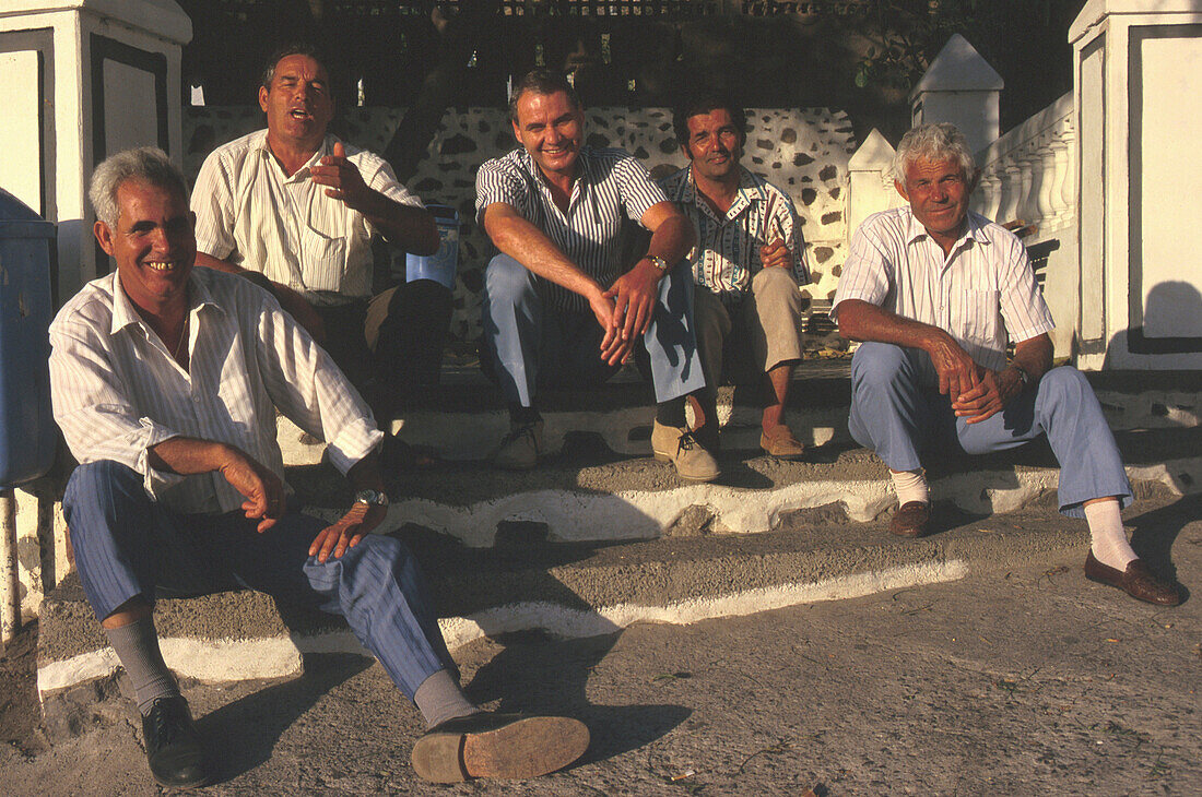 Maenner am Dorfplatz, El Risco, bei Agaete, Gran Canaria Kanarische Inseln, Spanien