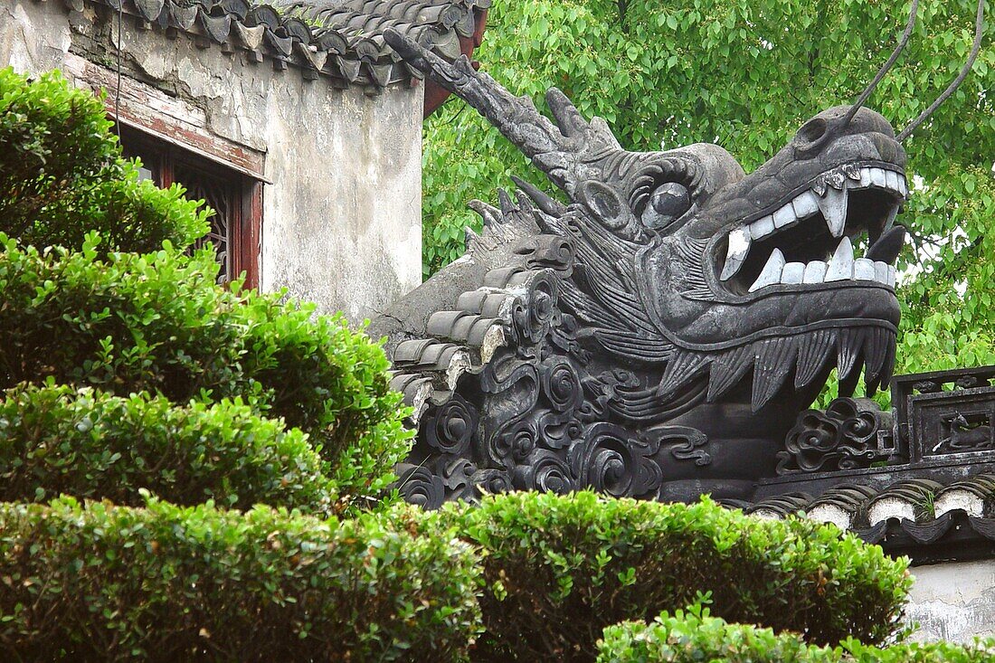 Drachenskulptur im Yu Park, Shanghai, China, Asien