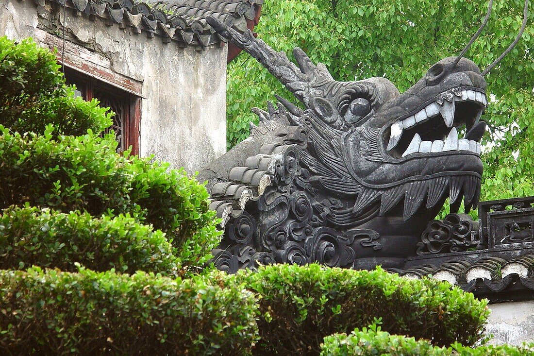 Dragon sculpture at Yu park, Shanghai, China, Asia