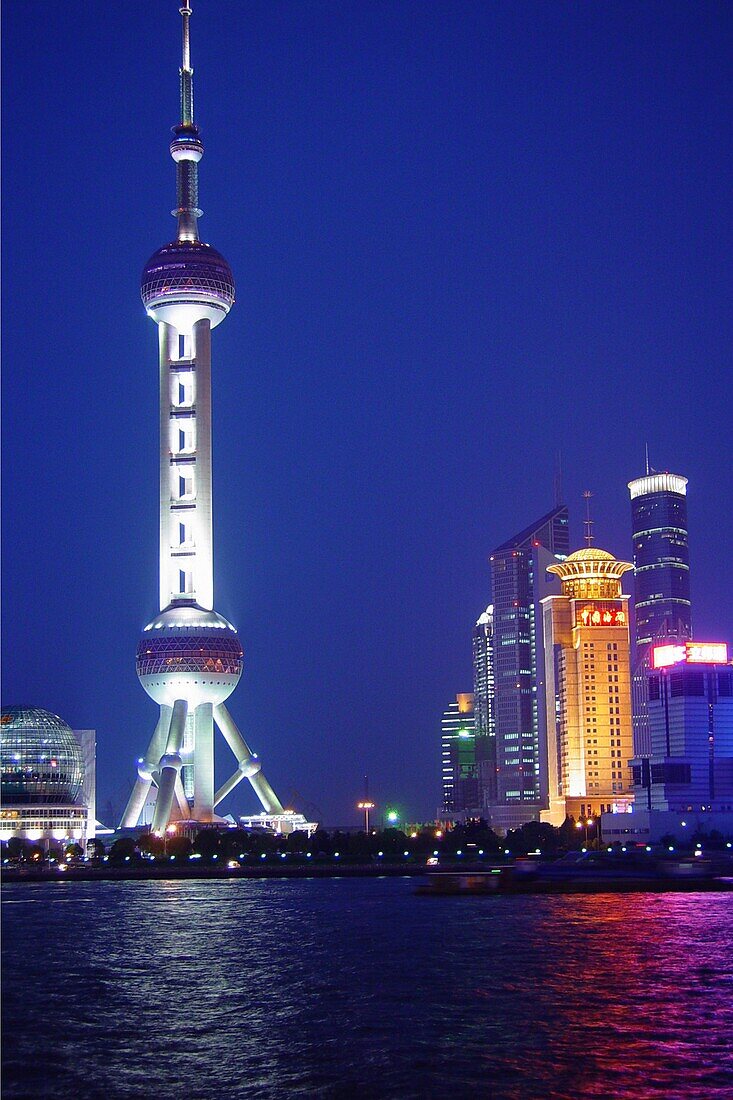 Oriental Pearl Tower bei Nacht, Shanghai, China