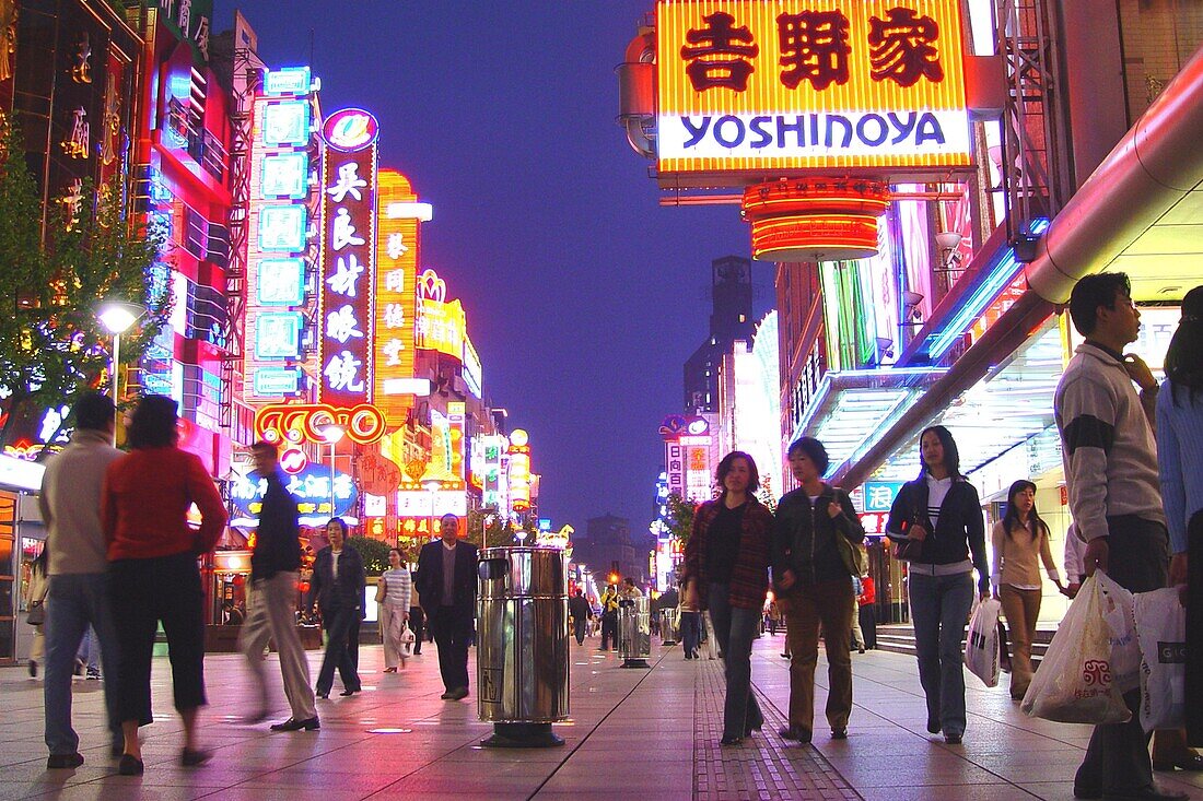 Menschen in einer Einkaufsstrasse am Abend, Shanghai, China, Asien