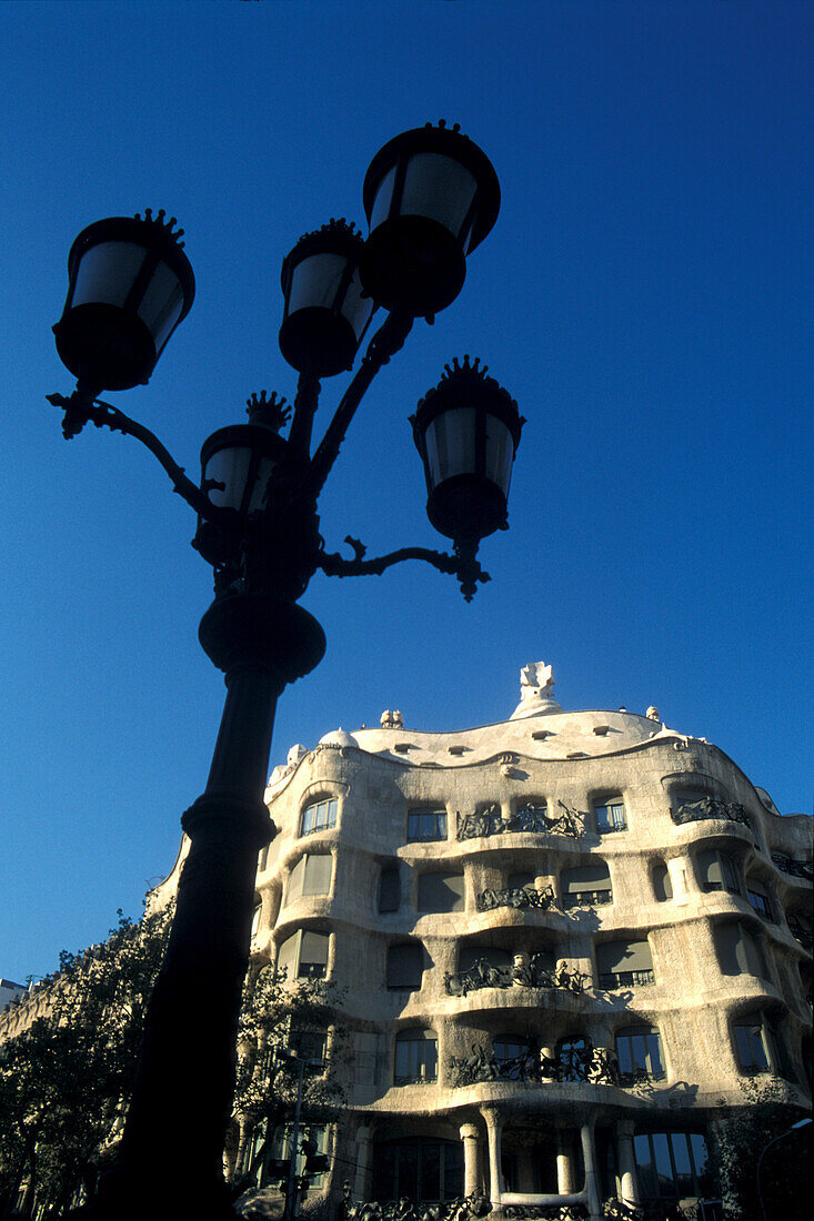 Strassenlaterne und Casa Mila unter blauem Himmel, Passeig de Gracia, Barcelona, Spanien, Europa