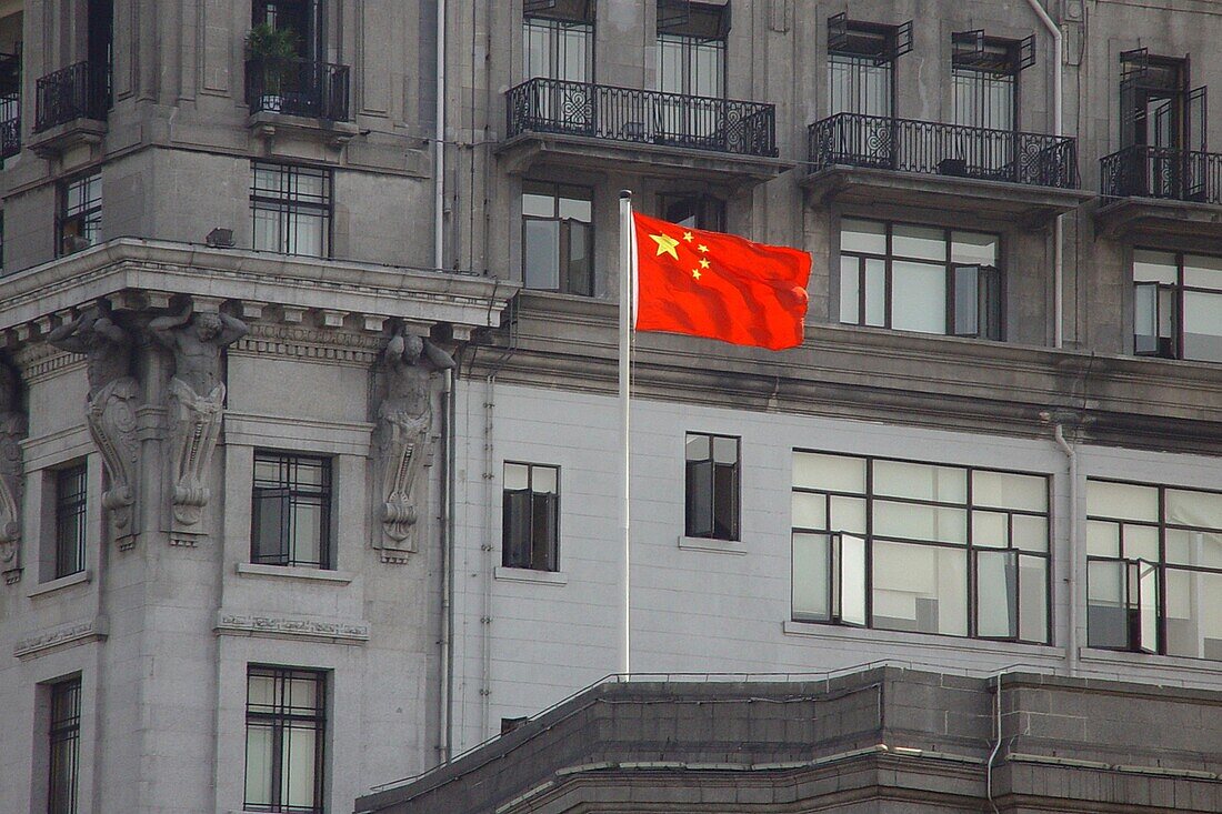 Chinesische Flagge vor grauen Häusern, Shanghai, China, Asien