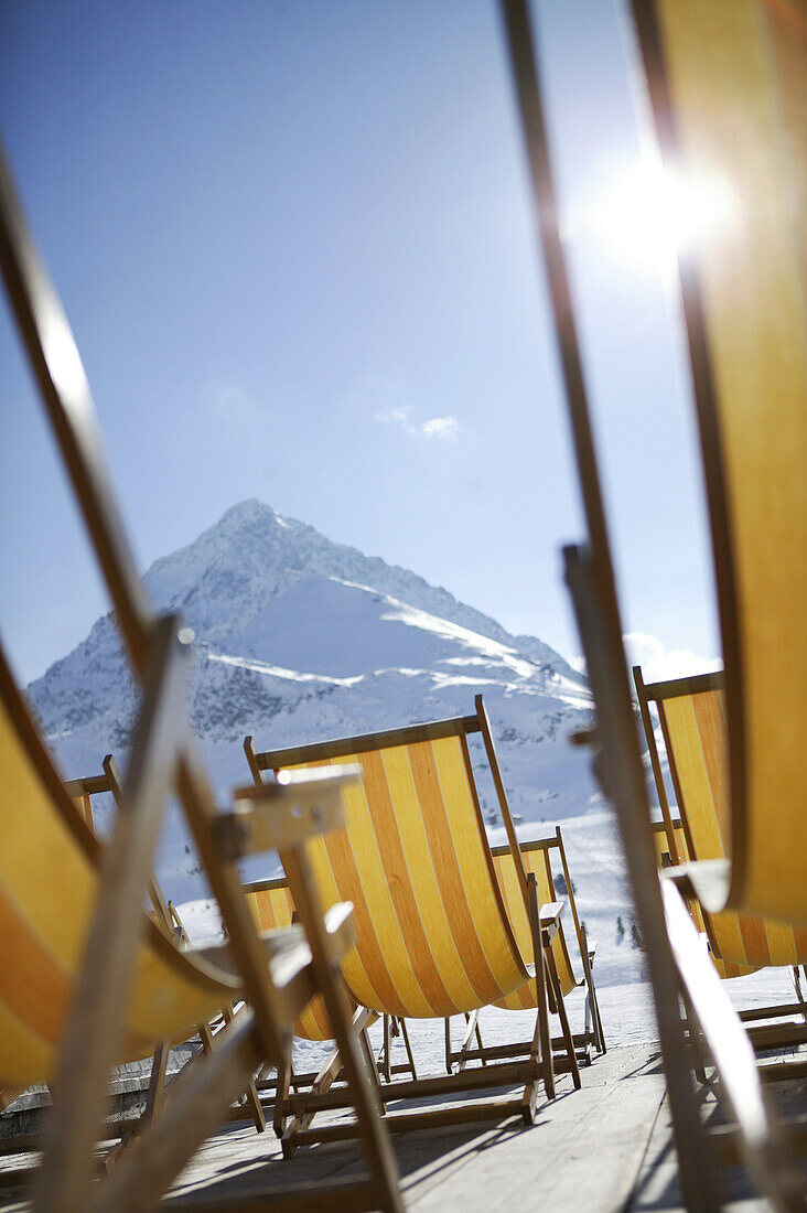 Striped deck chairs on mountain station, Kuehtai, Liegestuehle, Hintergrund Hohe Mut, Kuehtai, Tirol, Oesterreich Tyrol, Austria