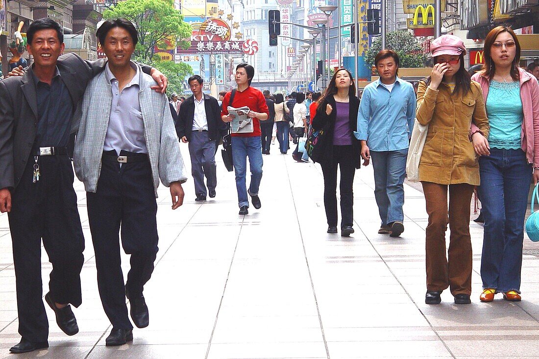 Menschen in der Fussgängerzone, Shanghai, China, Asien