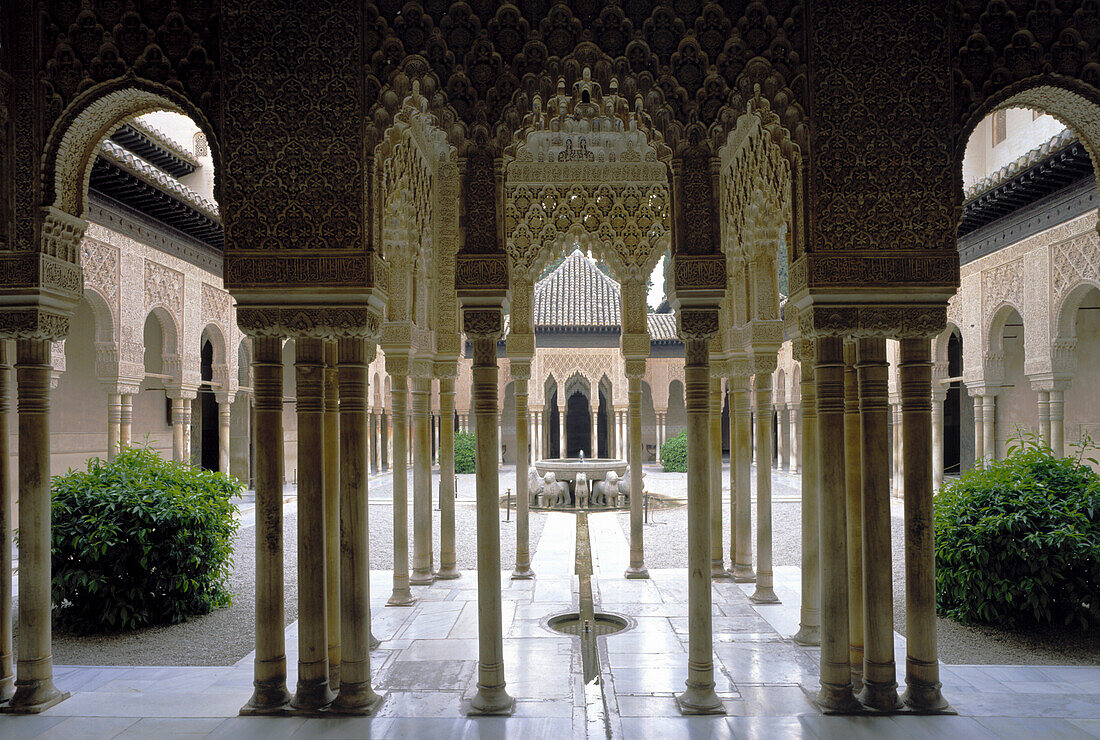 Menschenleerer Löwenhof in der Burg Alhambra, Granada, Andalusien, Spanien, Europa