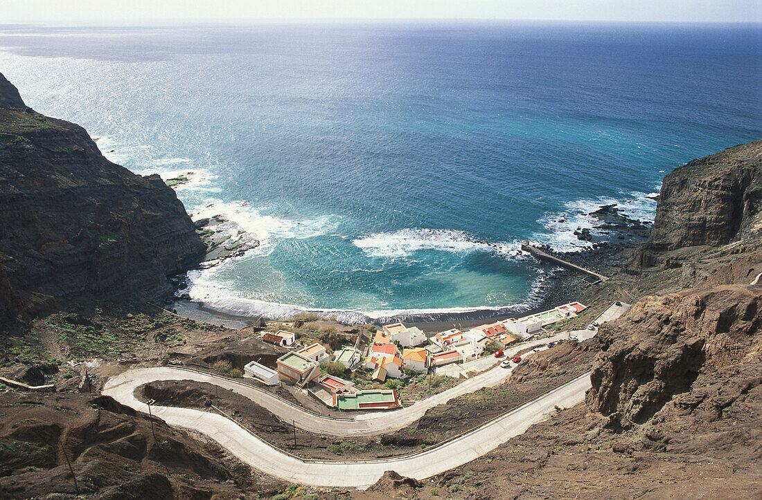 Serpentine der Straße zum Playa de Alojera, Strand, Alojera, La Gomera, Kanarische Inseln, Atlantik, Spanien