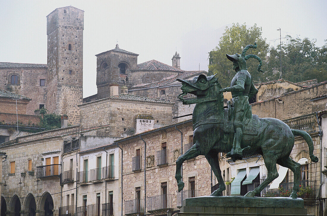 Pizarro-Denkmal, Pferde-Skulptur, Plaza Mayor, der zentrale Platz, Altstadt, Trujillo, Provinz Cáceres, Extremadura, Spanien
