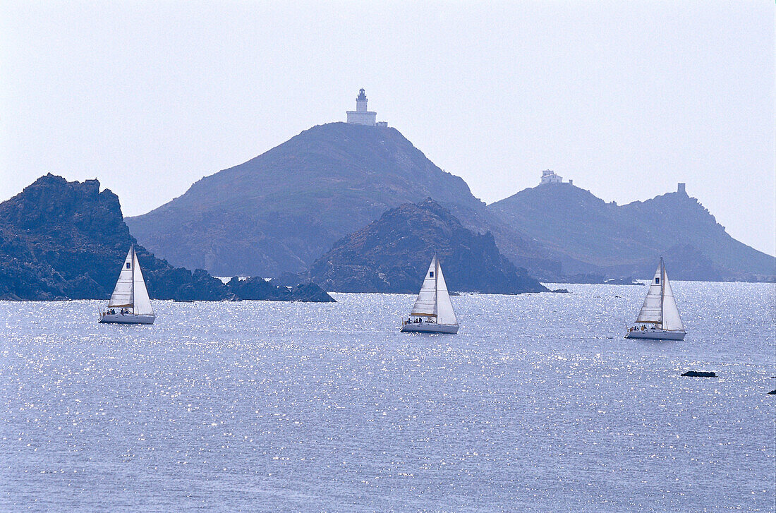 Segelschiffe, Iles Sanguinaires, Pnte. de la Parata, bei Ajaccio, Korsika, Frankreich