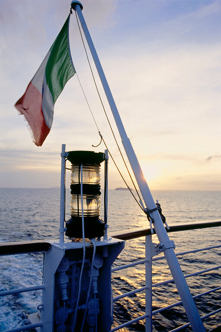 Italienische Flagge auf der Fähre zwischen Livorno, Italien und Korsika, Frankreich, Mittelmeer, Italien