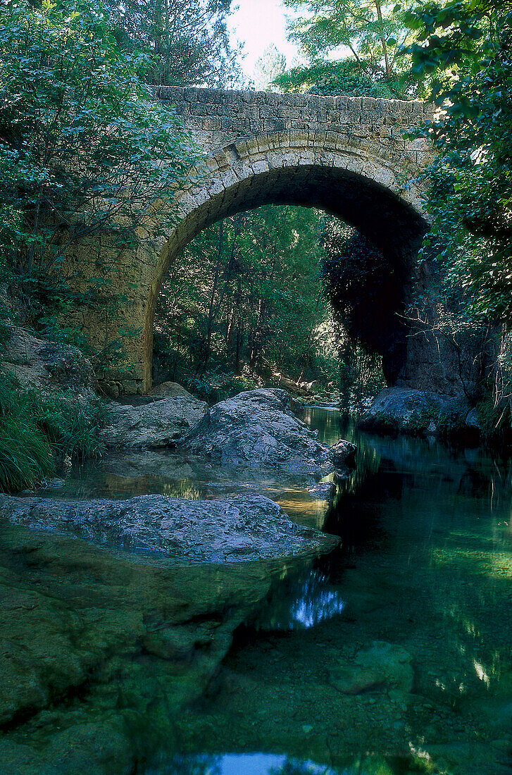 Alte Guadalquivir Brücke über einem Fluss, Herrerias, Sierra de Cazorla, Provinz Jaen, Andalusien, Spanien, Europa