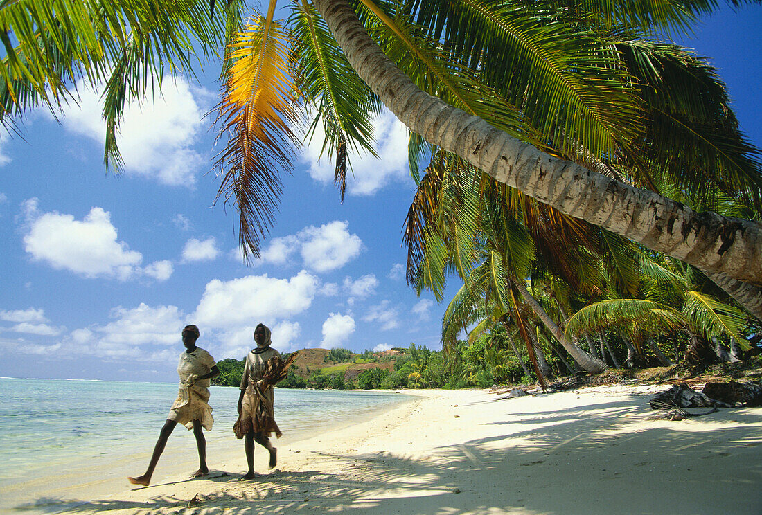 Zwei Einheimische am Strand, Ile aux Nattes bei Ile Sainte-Marie, Ost Madagaskar, Indischer Ozean