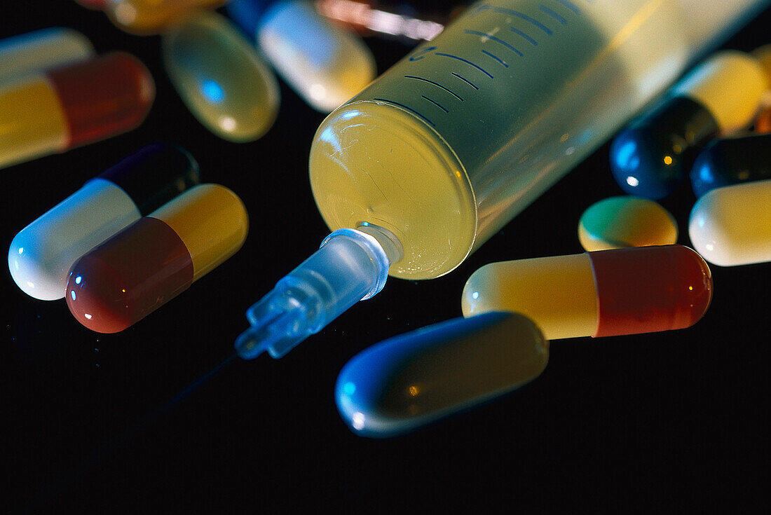 Syringe and pills, Stillife