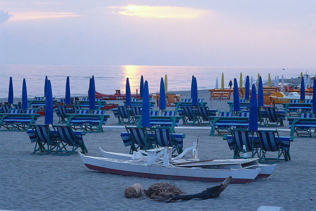Liegestühle am Strand, Forte dei Marmi, Toskana, Italien