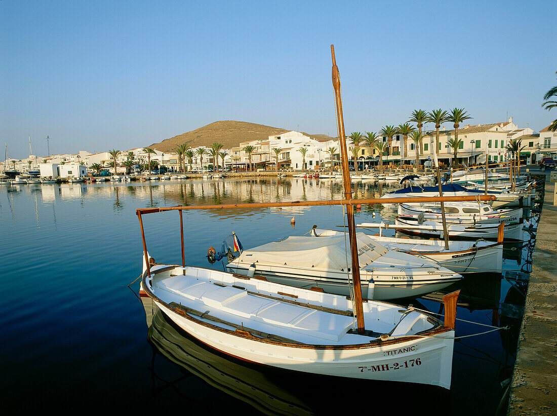 Dorf mit Hafen, Fornells, Menorca, Balearen, Mittelmeer, Spanien
