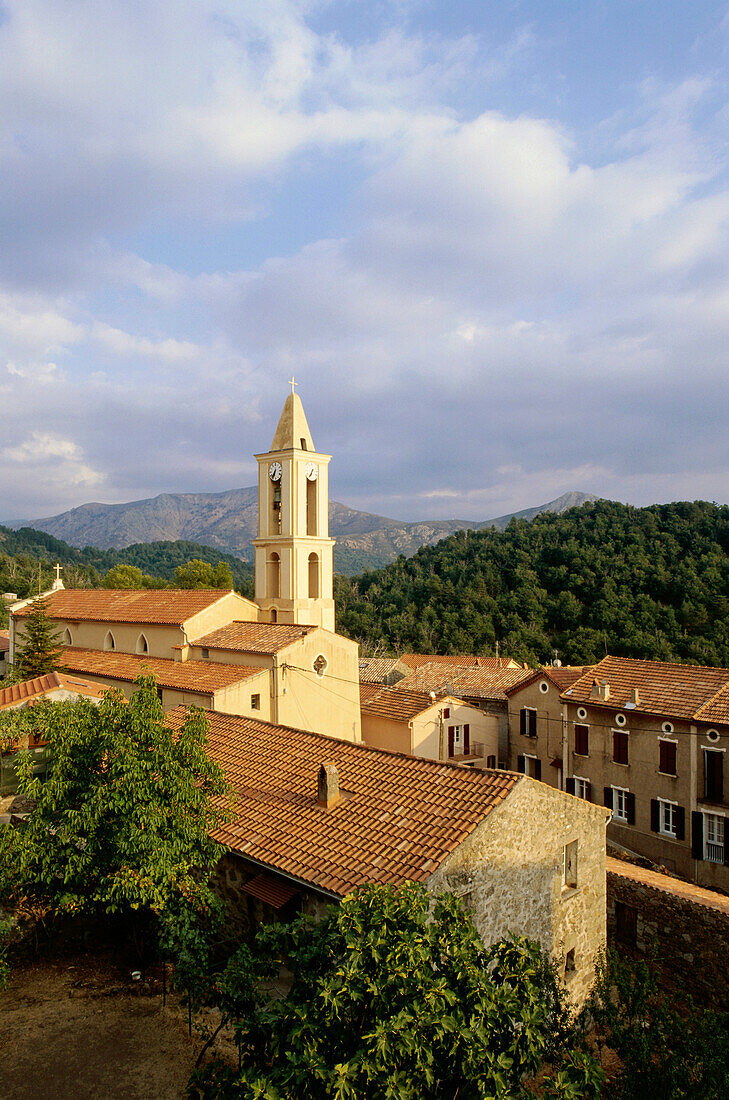Evisa, Dorf in den Bergen mit Kirche, Korsika, Frankreich