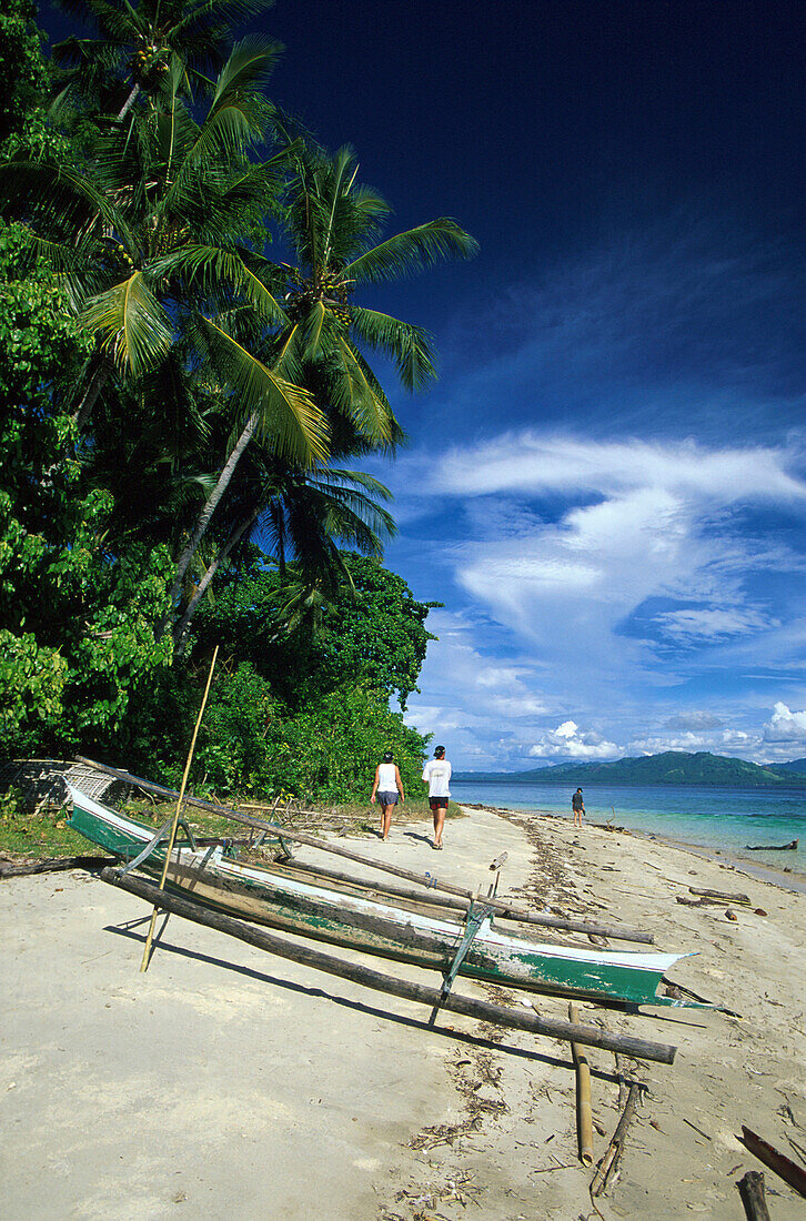 Palmenstrand mit Boot, Insel Siladen vor Manado, Sulawesi, Indonesien, Pazifik