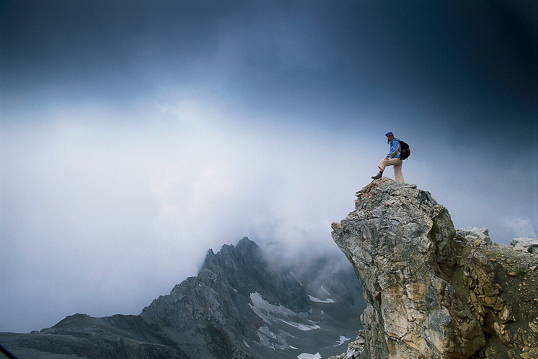 Wanderer am Gipfel des Valluga, bei St. Anton, Tirol, Österreich