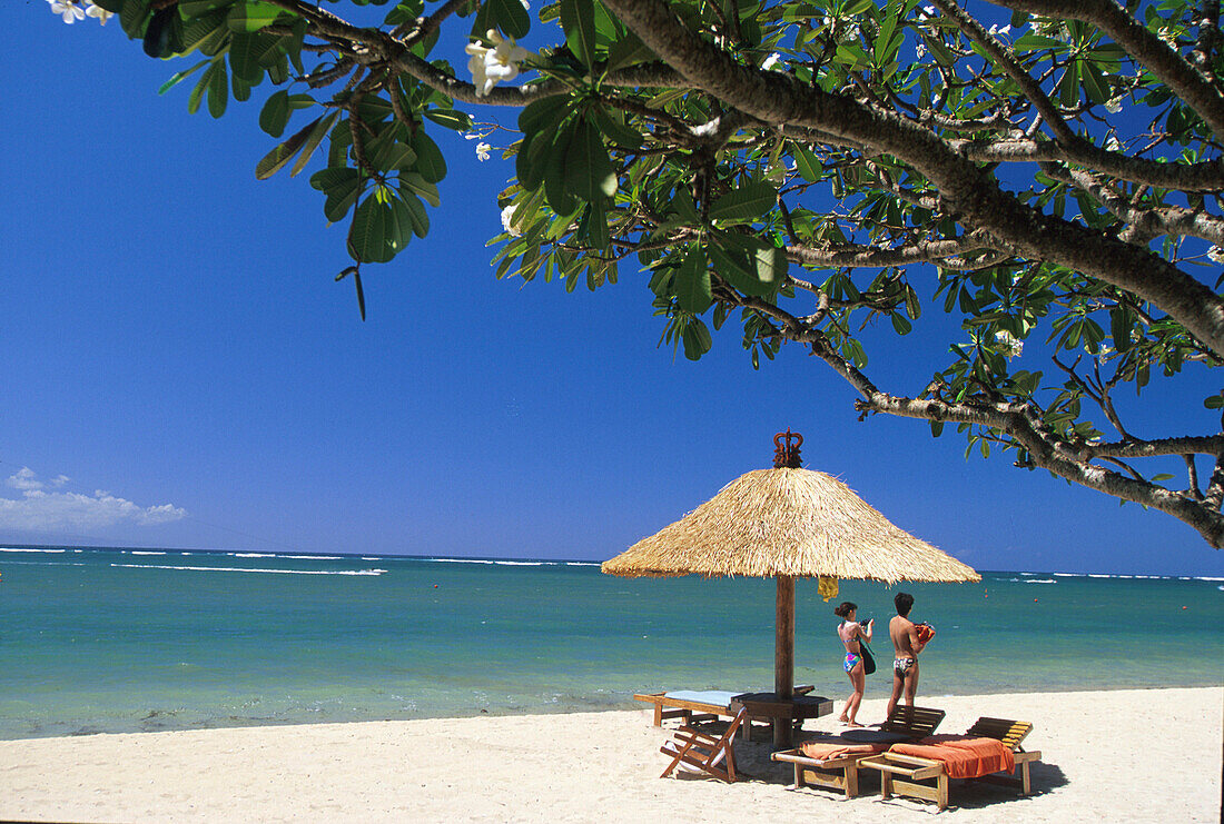 Strand mit Sonnenschirm und Strandliegen, Strand Sanur, Bali, Indonesien, Indischer Ozean