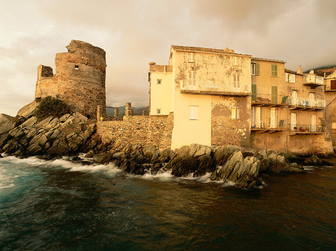 Genueser Turm an der Küste in Erbalunga, Cap Corse, Korsika, Frankreich