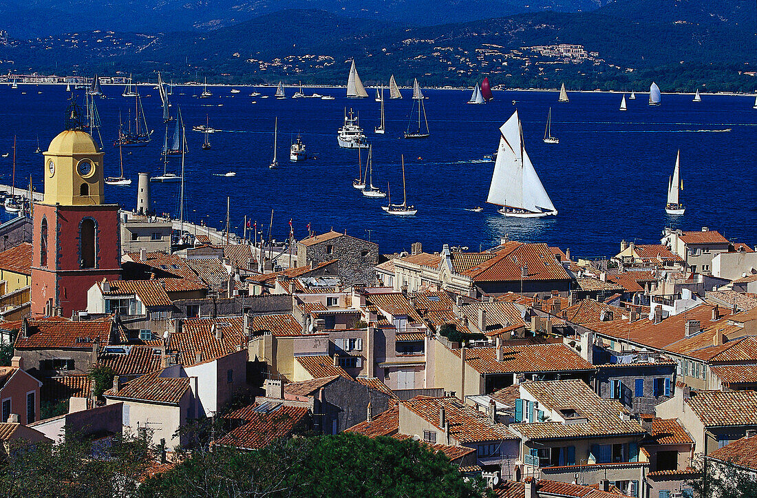 Sonnenbeschienene Dächer und Segelboote im Golfe de St. Tropez, St. Tropez, Côte d´Azur, Provence, Frankreich, Europa
