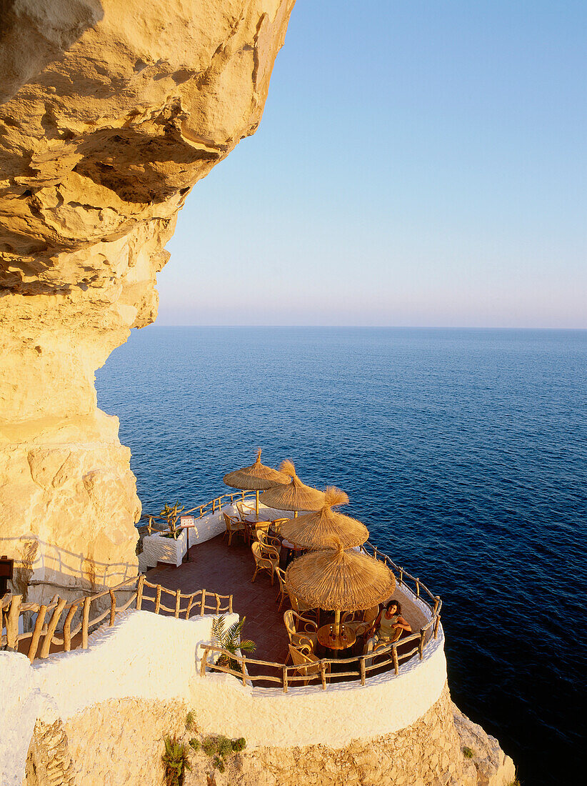 Cova d'es Xoroi, Höhle und Terrasse an der steilen Küste, Bar, Disco, Cala en Porter, Menorca, Balearen, Spanien