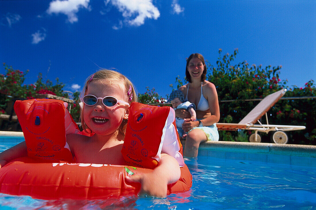 Mutter und Tochter im Pool, Mallorca, Balearen, Spanien