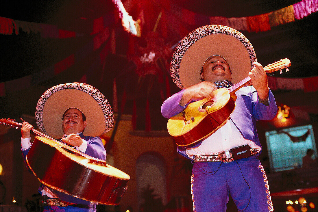 Zwei Musiker in Tracht, Mariachi, Band, Cancun, Quintana Roo, Yucatan, Mexiko