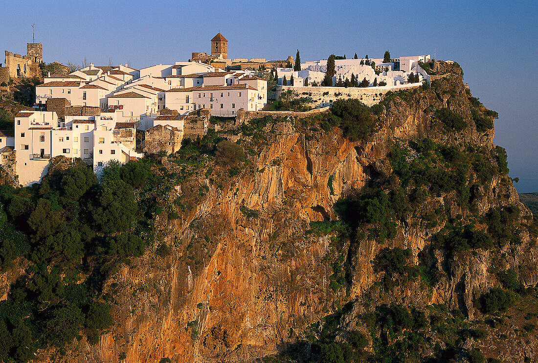 Weißes Dorf auf einem Felsen, Casares, Provinz Malaga, Andalusien, Spanien, Europa