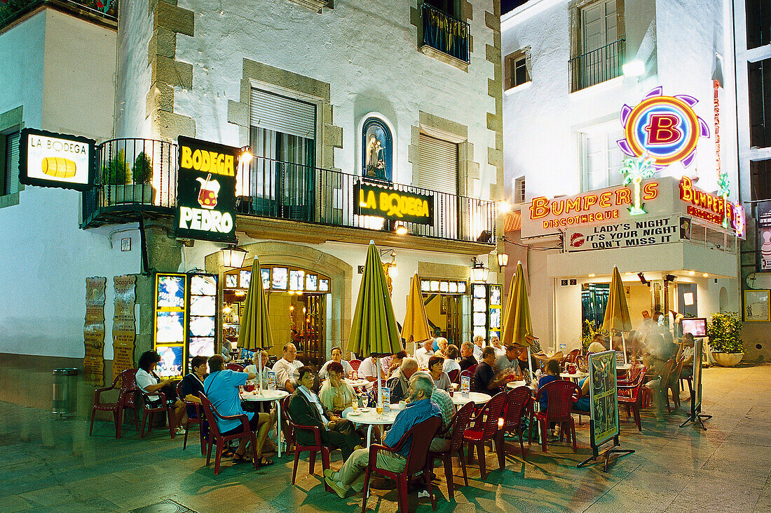 La Bodega Casa Pedro, Straßencafe im Abendlicht, Lloret de Mar, Costa Brava, Provinz Girona, Katalonien, Spanien