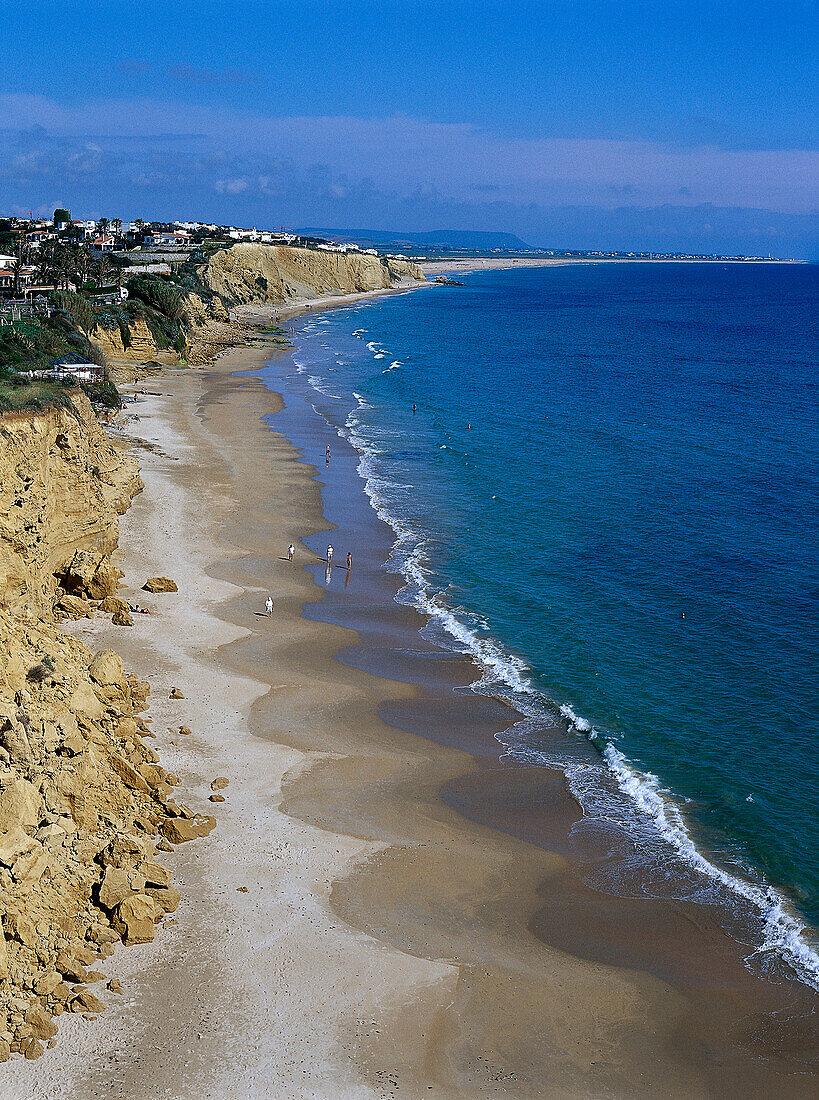 Blick auf Sandstrand mit Menschen, Playa de Fontanilla, Conil, Costa de la Luz, Cadiz, Andalusien, Spanien, Europa