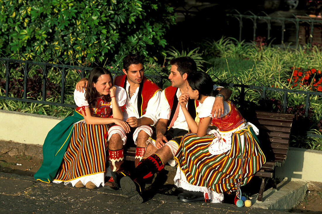 Gruppe von jungen Leuten im Trachtenkleid, Fiesta, La Orotava, Teneriffa, Kanarische Inseln, Spanien, Europa