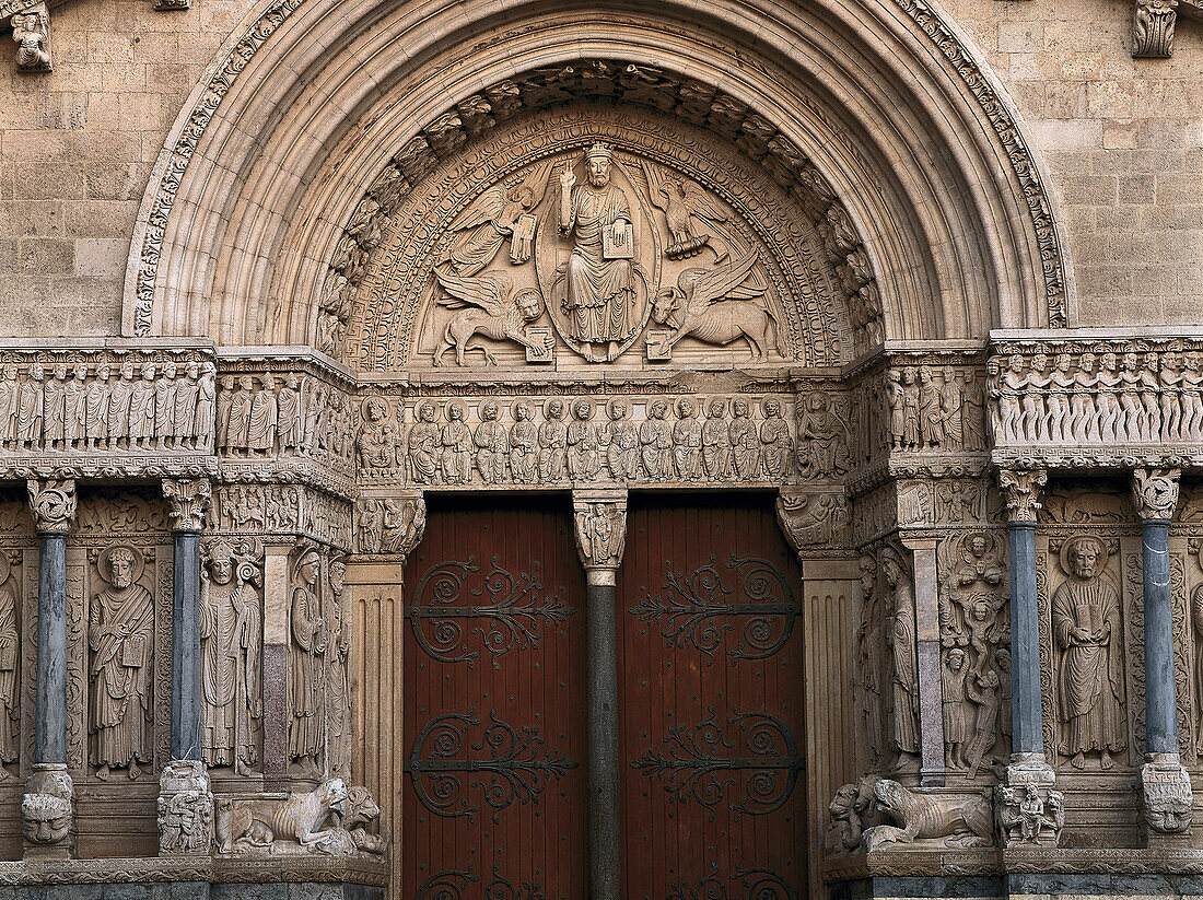 Portal der Kirche Saint Throphime, Arles, Provence, Frankreich, Europa