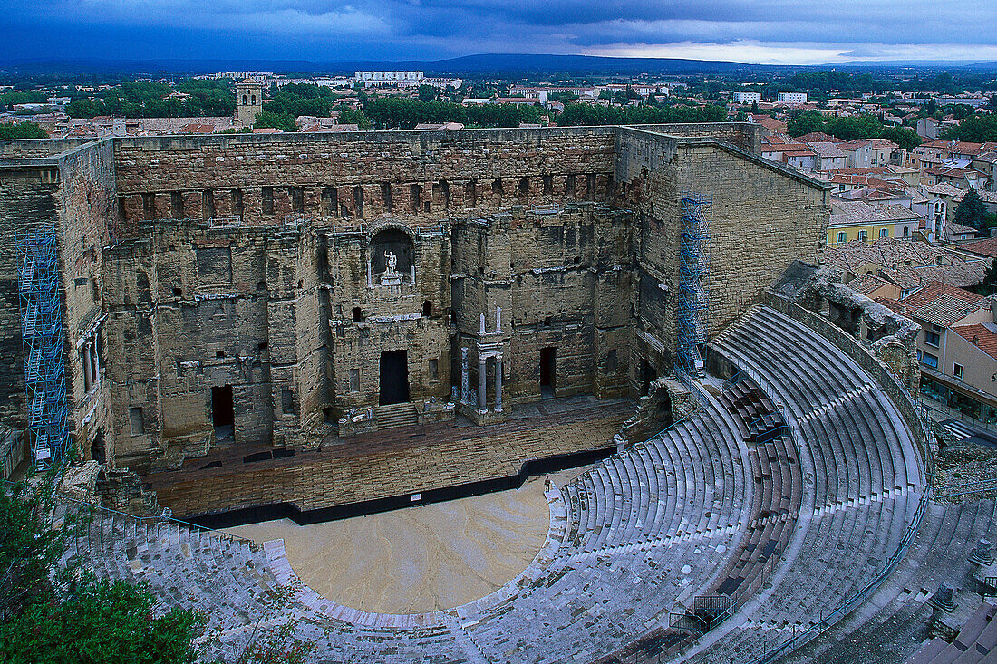 Blick auf menschenleeres Amphitheater, Orange, Provence, Frankreich, Europa