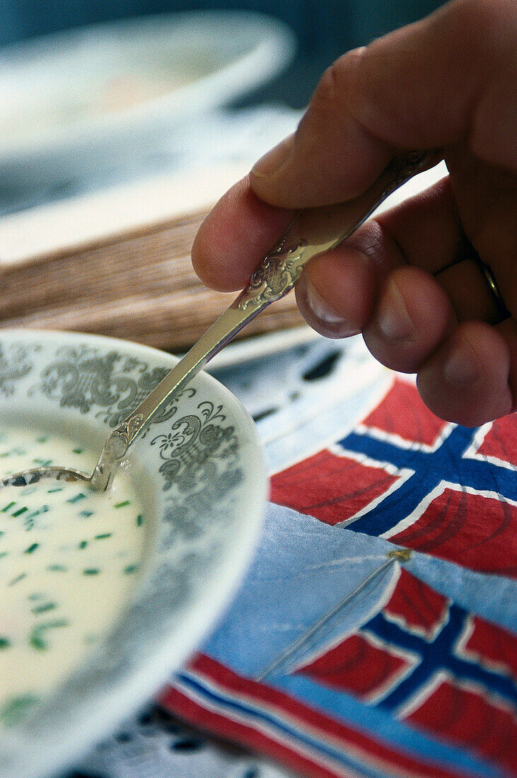 Eine Person frisst Fischsuppe, Nord Trondelag, Norwegen