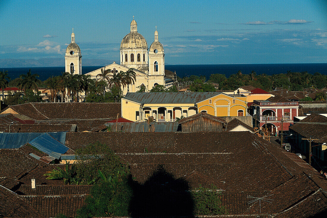 Blick auf Dächer und Kathedrale im Sonnenlicht, Granada, Nicaragua, Mittelamerika, Amerika