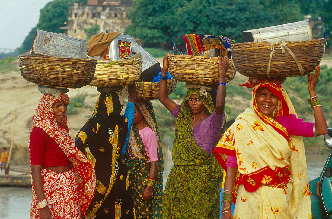 Women carrying baskets to market place, Varanasi, Benares, Uttar Pradesh, India, Asia