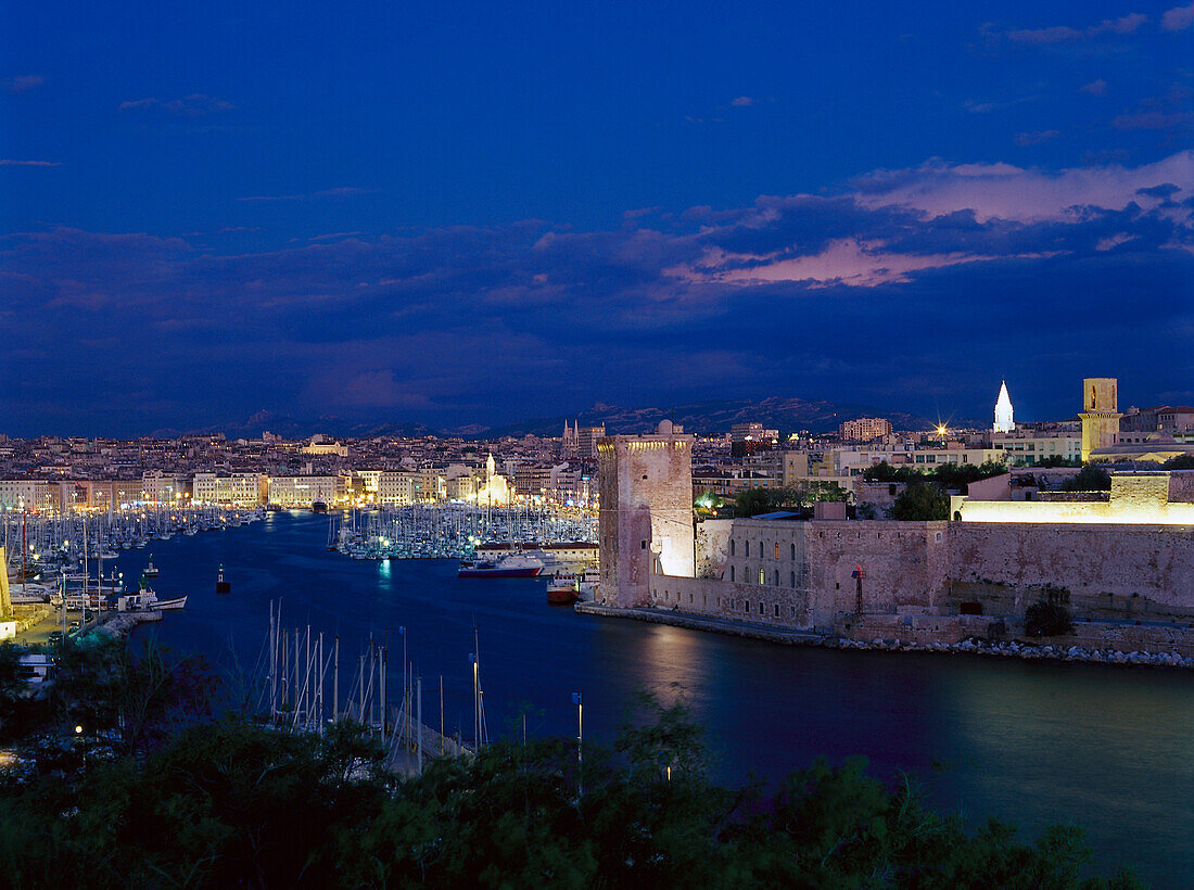 Blick auf Hafen und beleuchtete Festung Fort St. Jean bei Nacht, Vieux Port, Marseille, Bouches du Rhone Provence, Frankreich, Europa