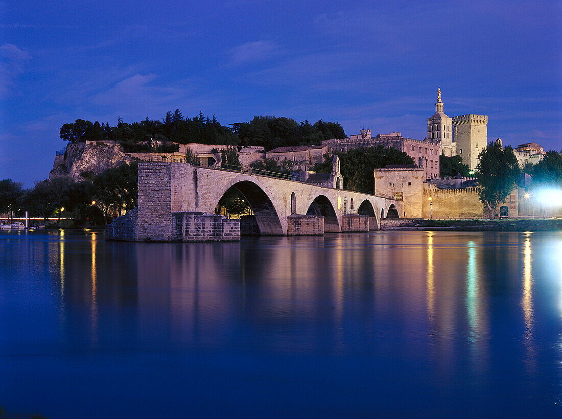 Blick auf St. Benezet Brücke und Papstpalast bei Nacht, Avignon, Vaucluse, Provence, Frankreich, Europa