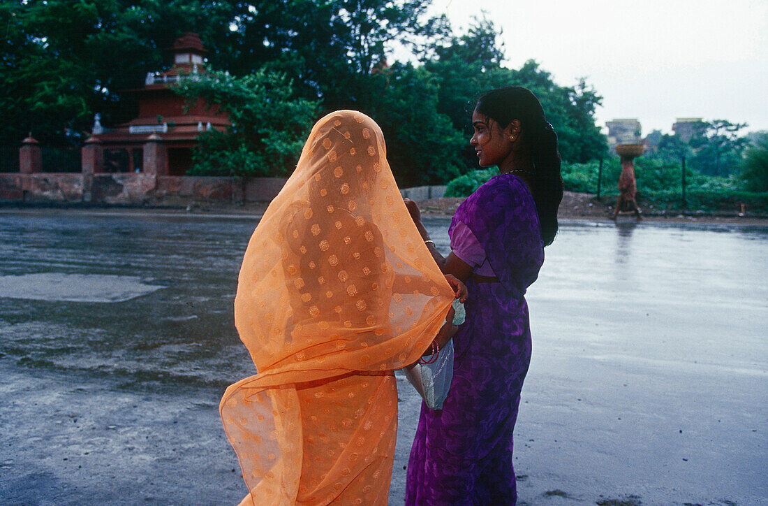 Frauen mit Saris neben Straße, Monsun, Varanasi, Benares, Uttar Pradesh, Indien