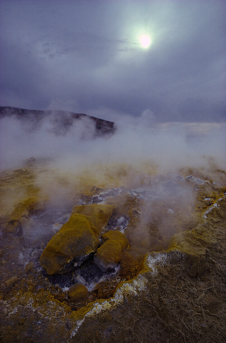 Schwefelgase am Vulkankraterrand, Vulkan Solfatare, Sizilien, Italien